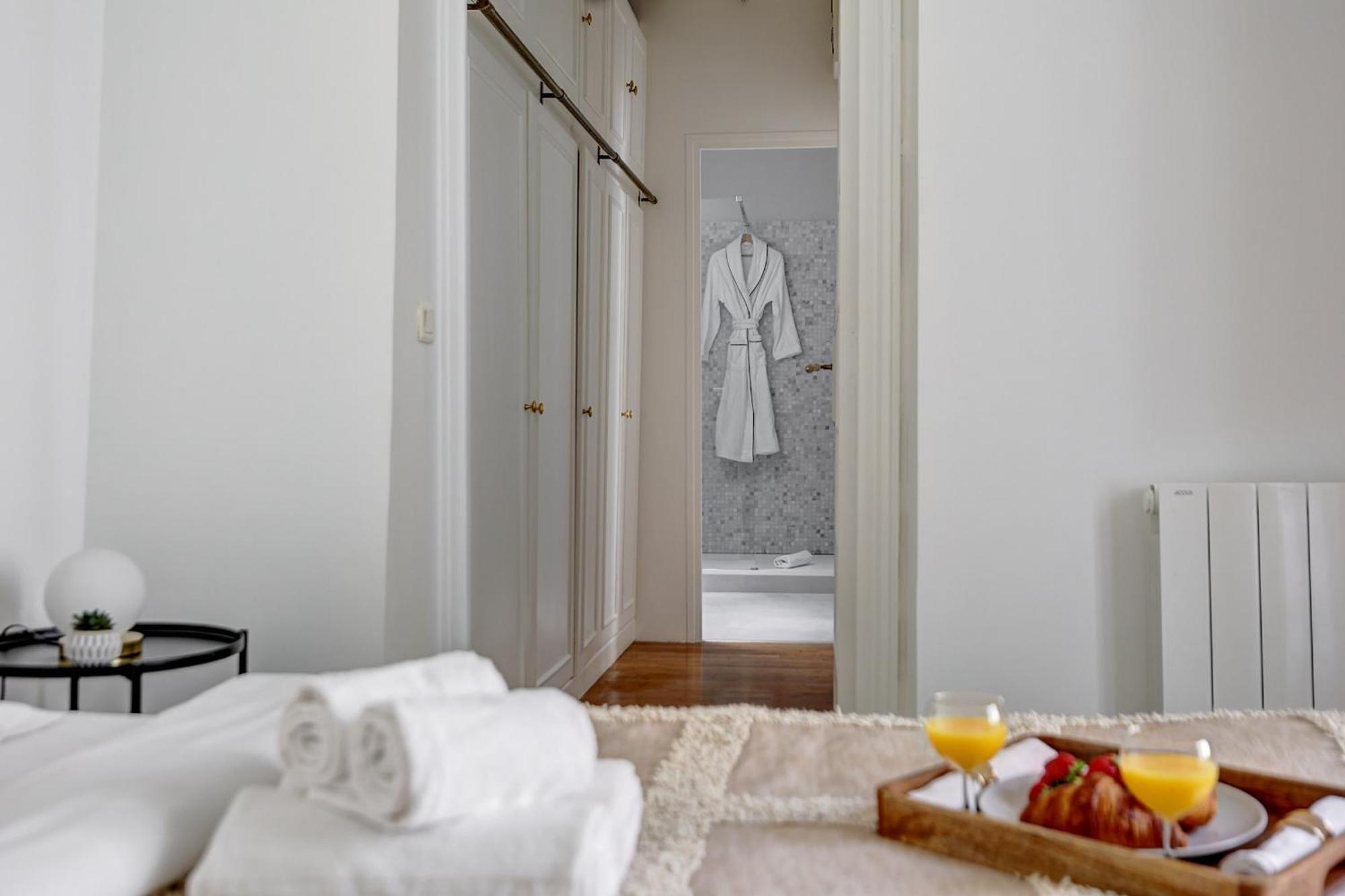 Champs-Elysees - 2Br With Balcony - Cityapartmentstay 파리 외부 사진